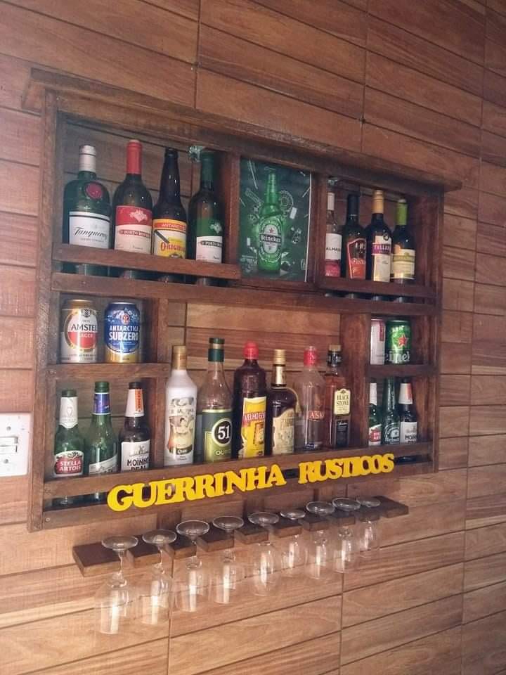 Guerrinha Rústicos — Barzinho com nichos e porta-taças, peça artesanal em madeira da Guerrinha Rústico