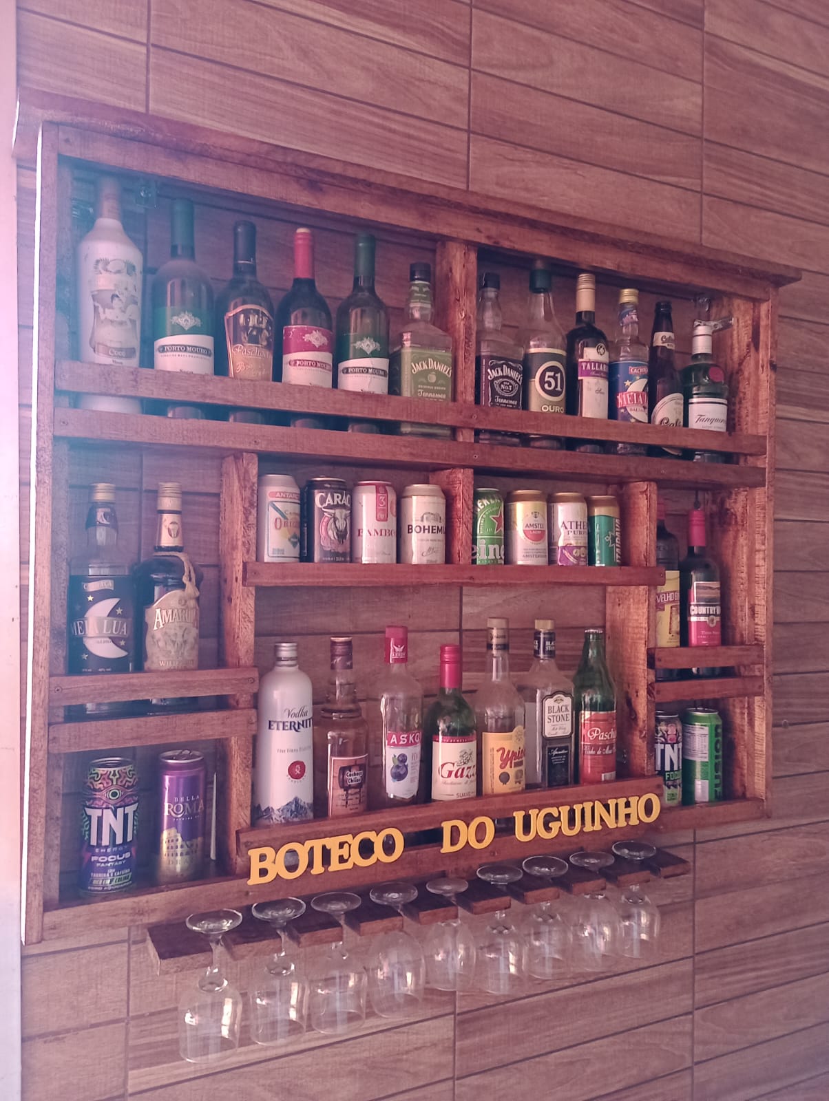 Boteco do Uguinho — Barzinho de parede com nome personalizado, peça artesanal em madeira da Guerrinha Rústico