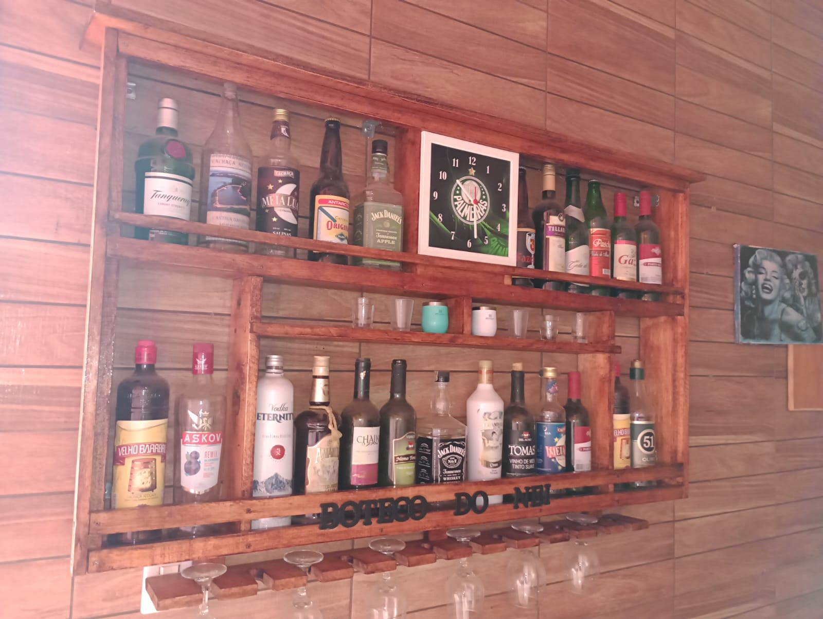 Boteco do Nei — Adega de parede com porta-taças, peça artesanal em madeira da Guerrinha Rústico