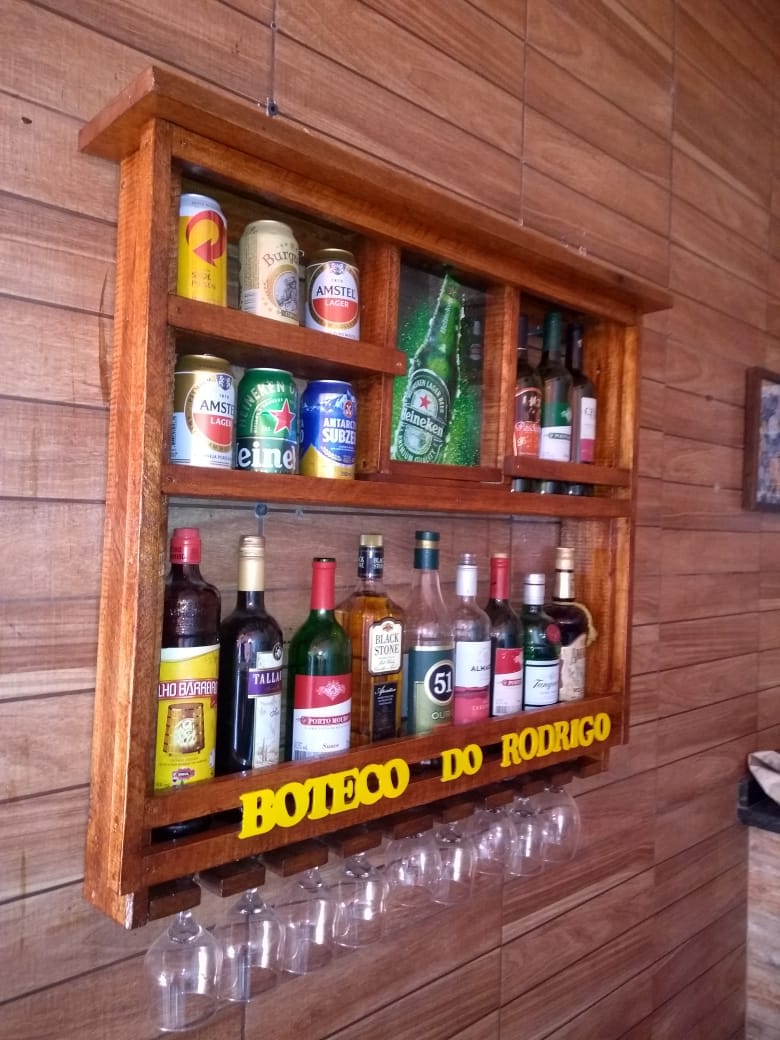 Boteco do Rodrigo — Barzinho compacto com nicho fechado, peça artesanal em madeira da Guerrinha Rústico